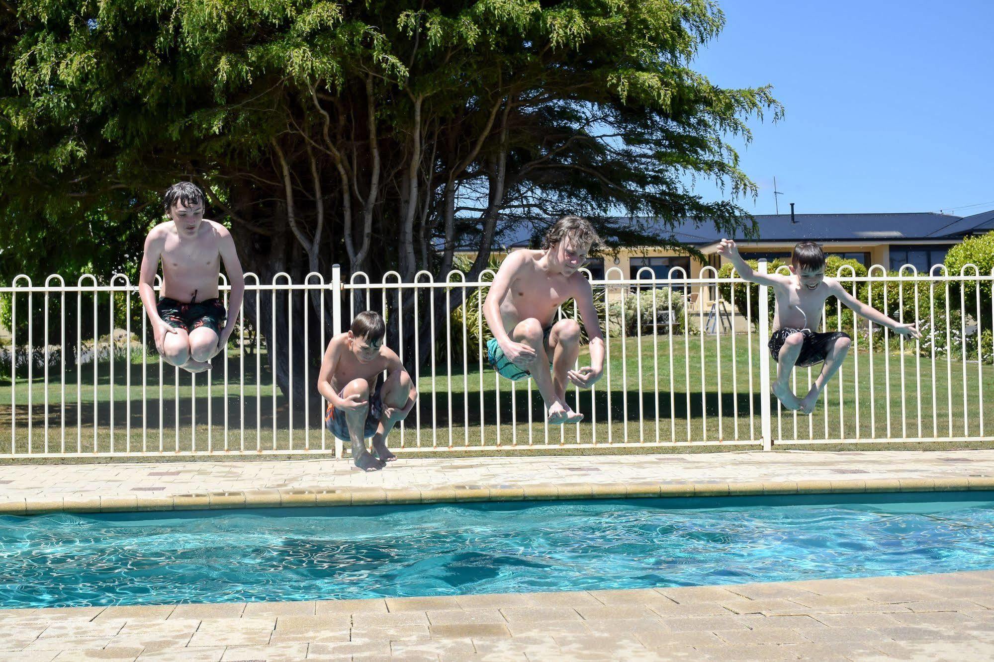 Beachway Motel Ulverstone Buitenkant foto